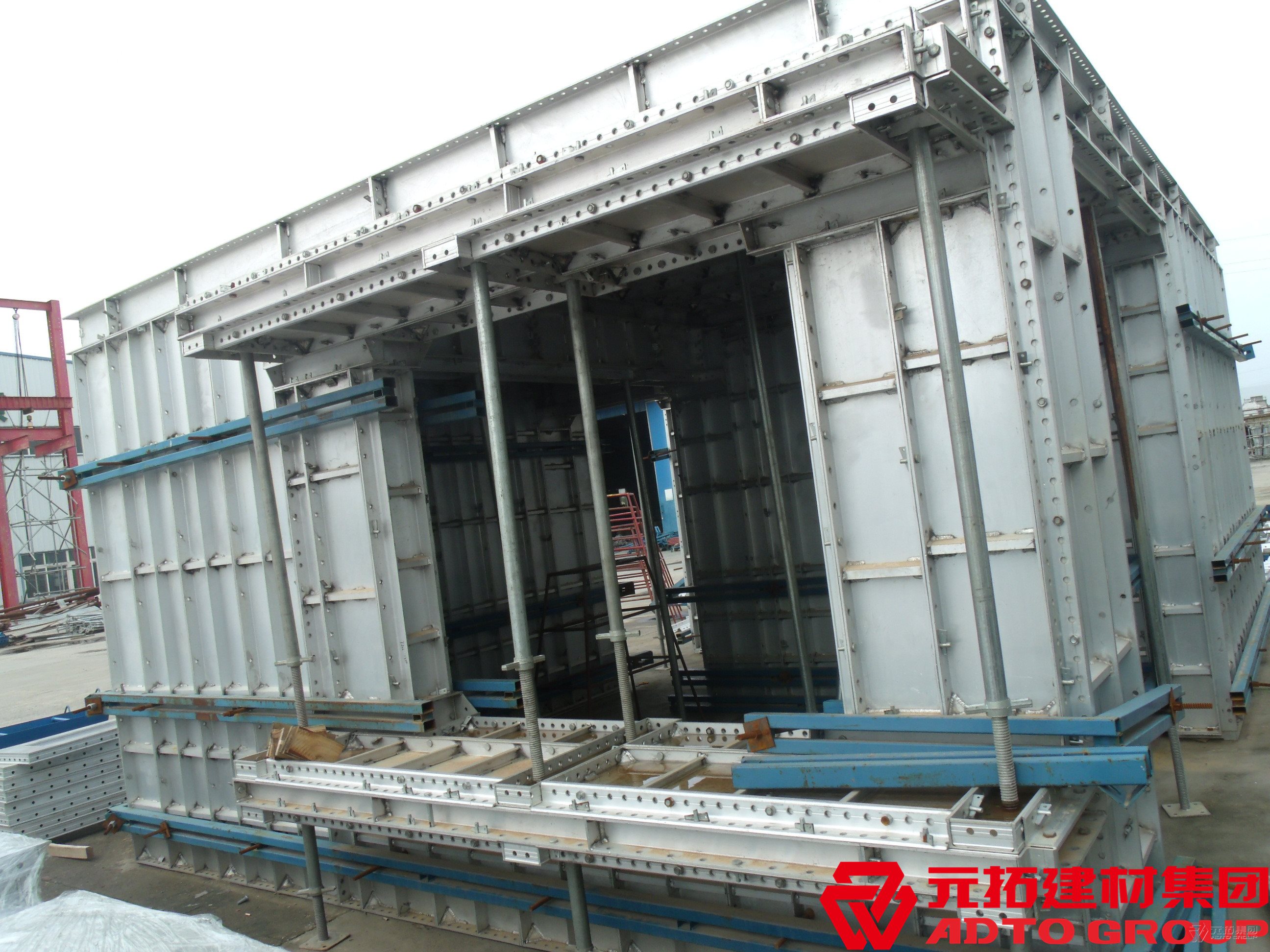 鋁合金模板系統(tǒng)由哪些構(gòu)件組成？有何特點？